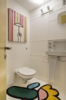 Salle de bain rétro dans l'appartement de la barbacane