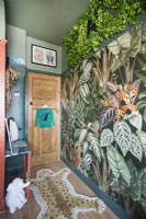 Chambre d'enfant sur le thème de la jungle avec papier peint à motifs tropicaux