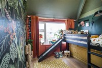 Chambre d'enfants sur le thème de la jungle avec toboggan du lit superposé