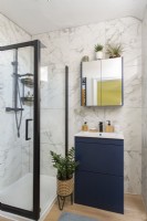 Salle de bain moderne avec carrelage en marbre
