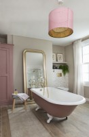 Salle de bain féminine avec baignoire à cylindre rose