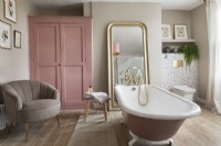 Salle de bain féminine avec baignoire à cylindre rose