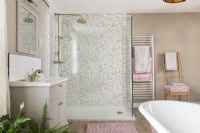 Cabine de douche avec carrelage à motifs dans une salle de bain féminine