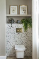 Mur à motifs floraux derrière les toilettes dans la salle de bain féminine