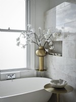 Gros plan de fleurs blanches dans la salle de bain