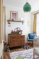 Pépinière chambre d'enfant. Commode, suspension, rideaux tapis et parquet pin décapé