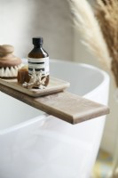 Détail du support de bain en bois de la baignoire sur baignoire autoportante ovale