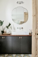 Armoires et seuil de salle de bain avec miroir et porte à panneaux de pin
