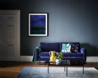 Canapé bleu contre mur bleu