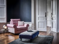 Chaise rose dans la chambre bleue avec tapis