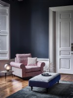 Chaise rose dans la chambre bleue