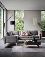 Canapé d'angle gris dans une chambre moderne
