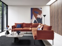 Canapé d'angle orange contemporain dans une chambre moderne