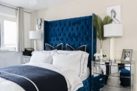 Chambre à coucher moderne avec tête de lit bleue