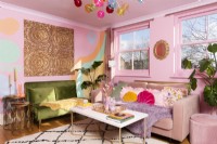Salon coloré avec canapés en velours rose et vert