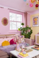 Coin de salon coloré avec canapé rose et table basse