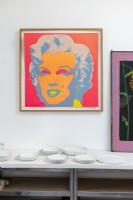Peinture colorée de Marilyn Munroe au-dessus du tableau de céramique blanche