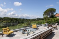 Espace de vie extérieur sur terrasse avec vue panoramique