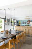 Cuisine-salle à manger moderne avec mur de crédence coloré