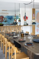Cuisine-salle à manger moderne avec suspensions colorées en céramique