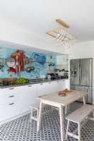 Cuisine-salle à manger moderne avec mur de crédence coloré