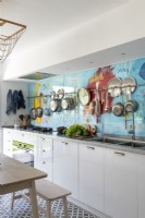 Cuisine moderne avec mur de crédence coloré