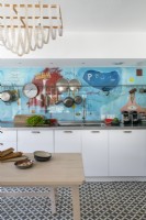 Cuisine moderne avec mur de crédence coloré