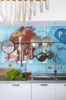 Détail d'un mur de crédence coloré dans une cuisine moderne