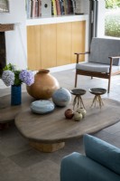 Objets en céramique sur une table basse en bois dans un salon moderne