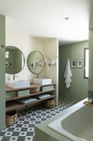 Double vasque dans une salle de bain de style classique moderne