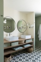 Double vasque dans une salle de bain de style classique moderne