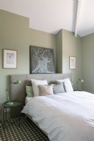 Chambre à coucher moderne peinte dans des tons doux