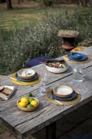 Table à manger extérieure en bois rustique dressée pour le déjeuner