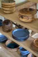Détail de bols et assiettes sur étagères en bois