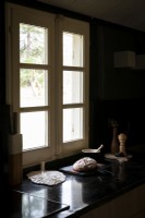 Détail du plan de travail de cuisine noir dans la cuisine de campagne à côté de la fenêtre