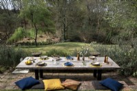 Table à manger extérieure rustique laide pour déjeuner avec vue sur jardin