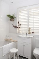 Salle de bain moderne blanche avec volets de plantation