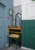 Détail de la chambre à coucher coiffeuse avec murs peints en bleu et vert.