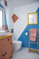 Salle de bain avec blocage de couleur bleu et rose.