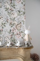 Ornement de lapin à côté de mur tapissé dans la chambre d'enfant - détail