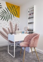 Studio de manucure à domicile avec un mur botanique peint à la main et un fauteuil rose.