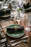 Assiettes et verres vintage sur table à manger couverts - détail
