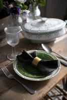 Détail de table à manger - Serviette sur assiette vintage