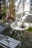 Petite table bistrot et chaises avec café
