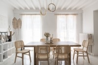 Salle à manger blanche minimale avec des meubles en bois clair
