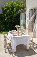 Table à manger extérieure sur terrasse en été
