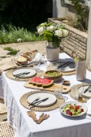 Table à manger extérieure dressée pour le déjeuner en été - détail