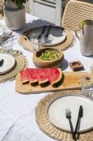 Détail de la pastèque sur la table à manger extérieure en été
