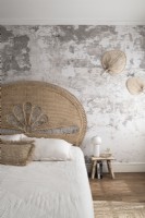 Chambre à coucher de style campagnard moderne avec mur de plâtre nu