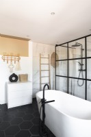 Cabine de bain et de douche autoportante avec fenêtres en cristal